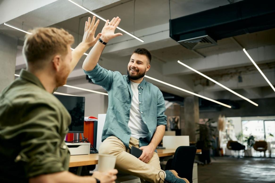 Partecipanti durante un workshop pratico sulla pianificazione del budget
