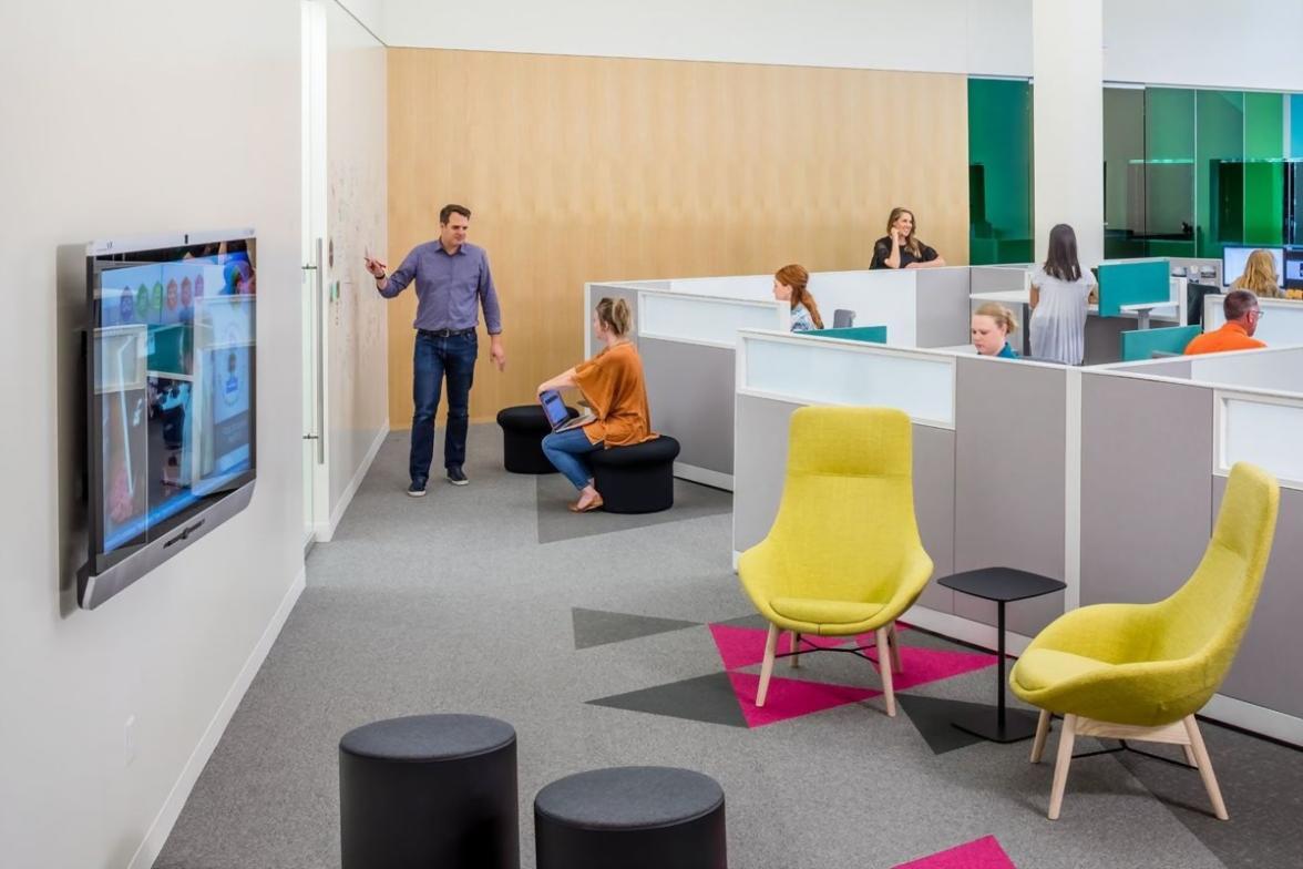 Persone che lavorano insieme su fogli di calcolo durante un workshop di budget planning